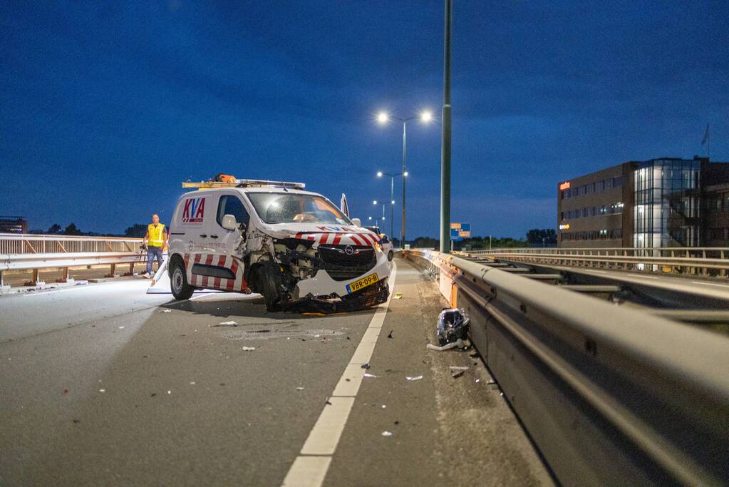 Beveiligingswagen botst op voorganger