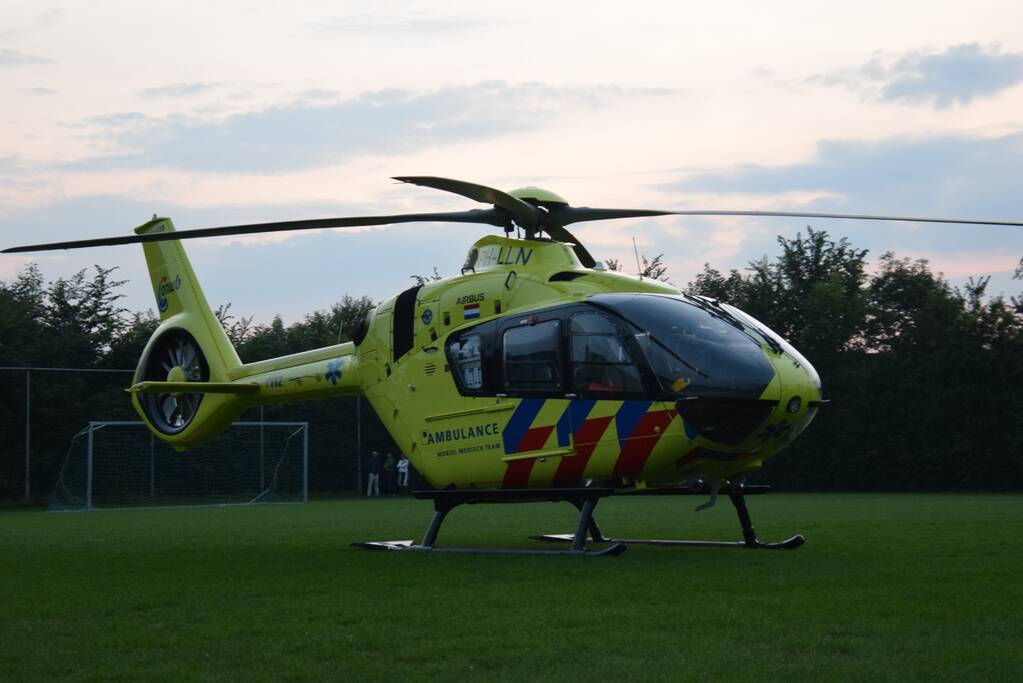Traumahelikopter landt op sportveld door incident