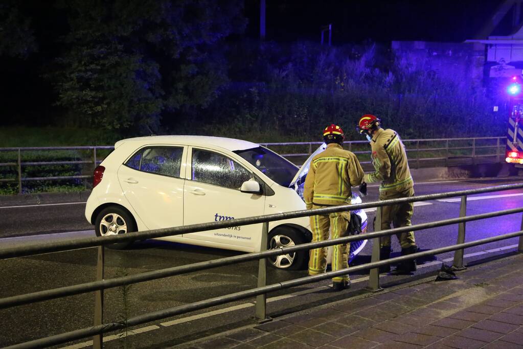 Automobilist rijdt tegen reling