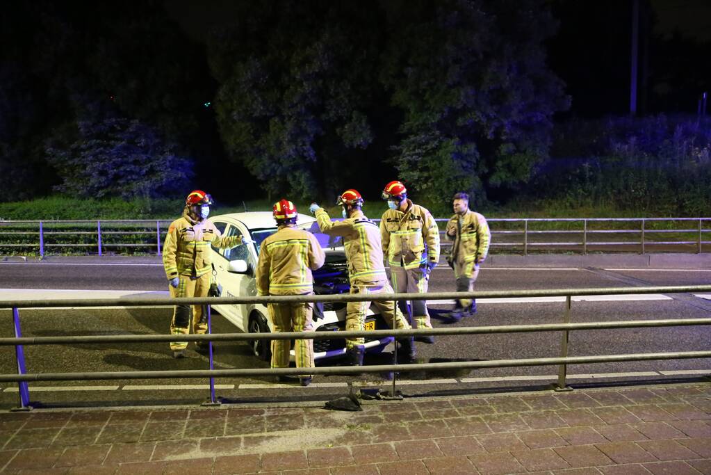 Automobilist rijdt tegen reling