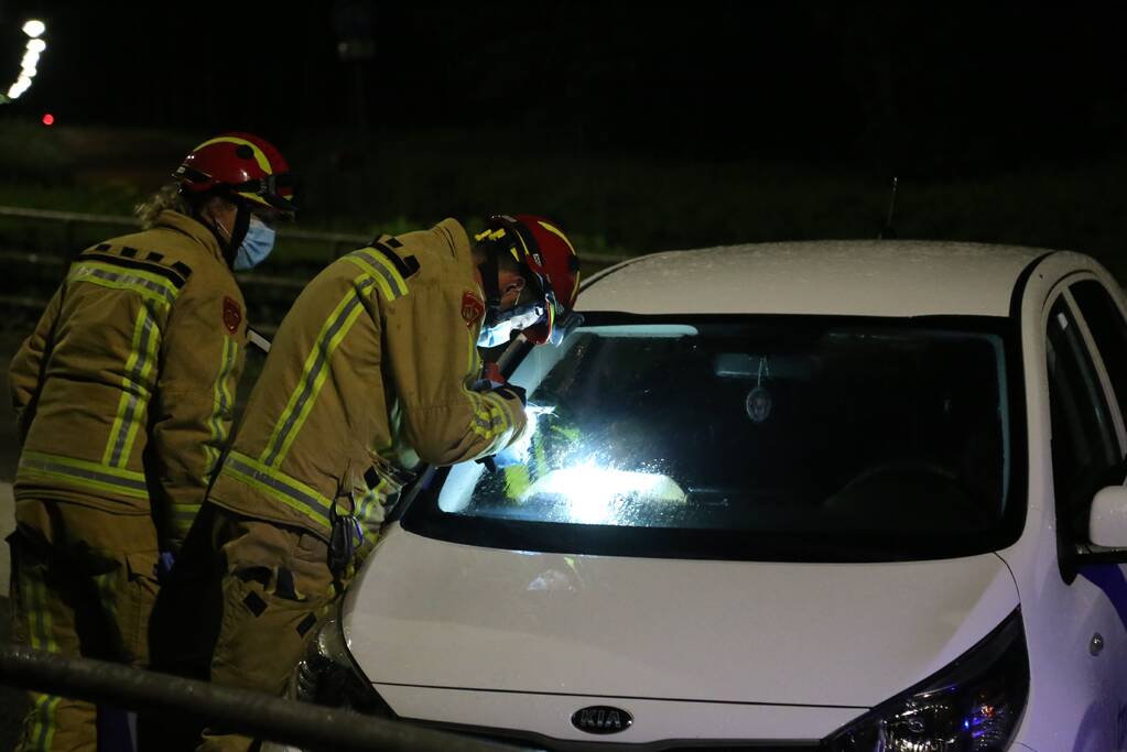 Automobilist rijdt tegen reling