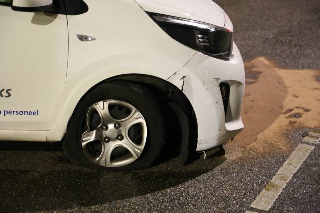 Automobilist rijdt tegen reling