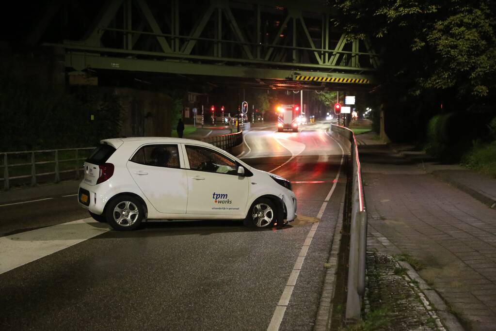 Automobilist rijdt tegen reling