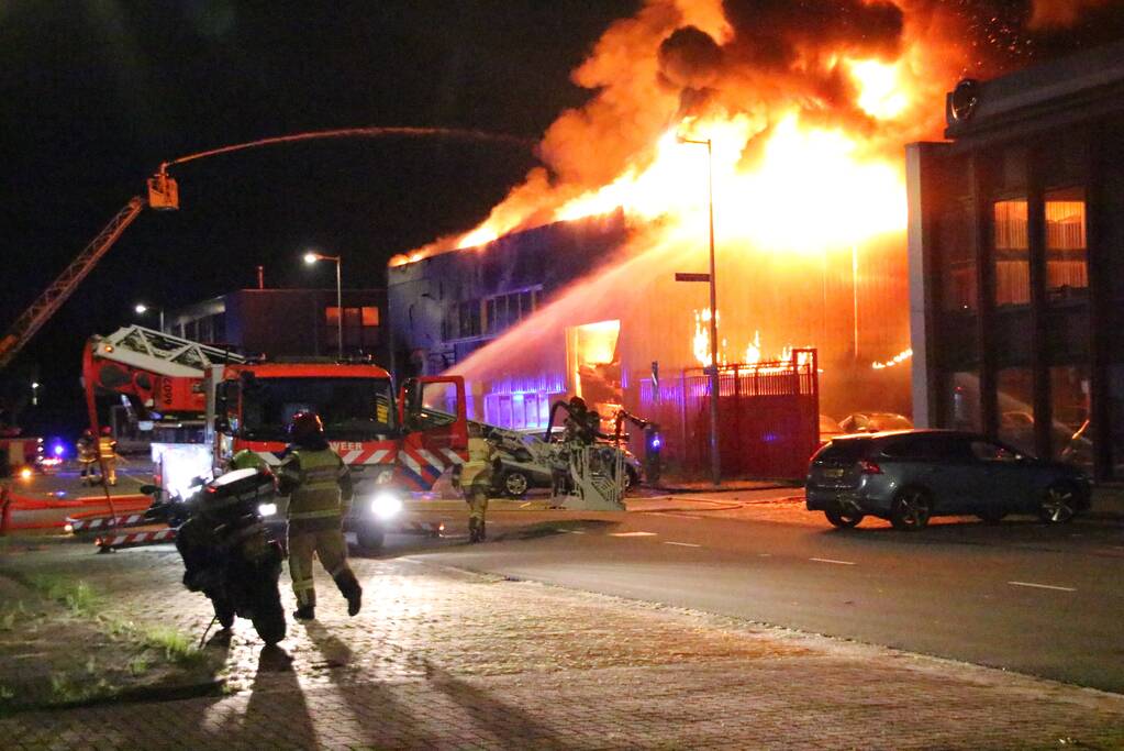 Vlammenzee in pand van autodealer