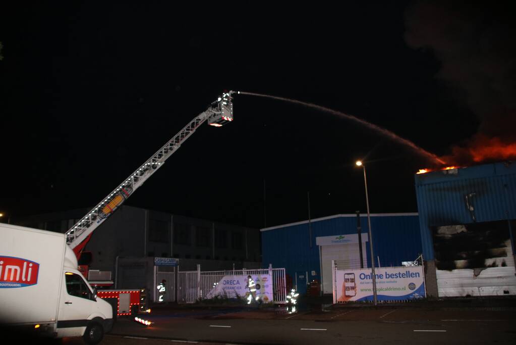 Vlammenzee in pand van autodealer