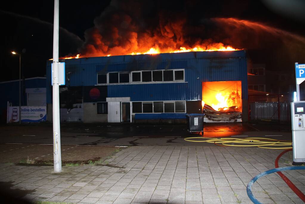 Vlammenzee in pand van autodealer