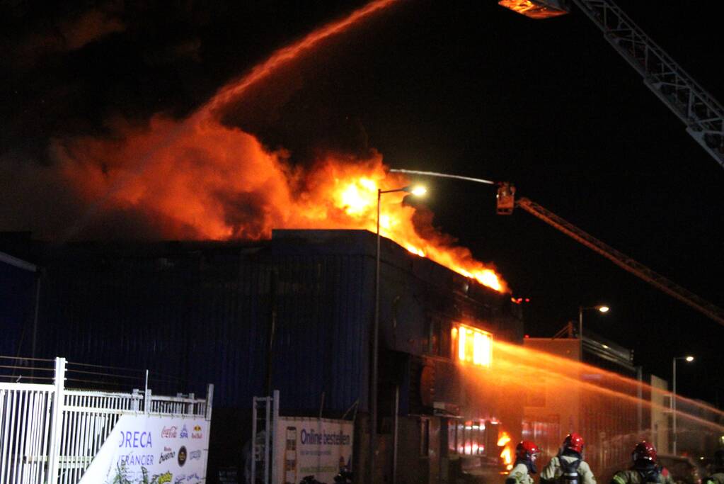 Vlammenzee in pand van autodealer