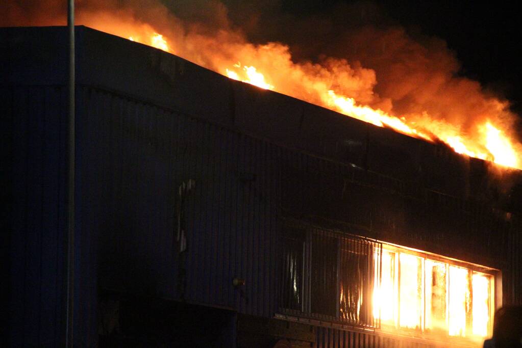 Vlammenzee in pand van autodealer