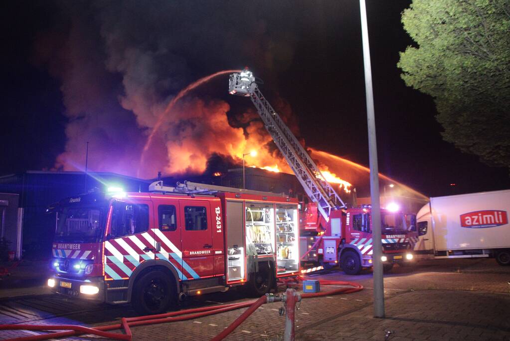 Vlammenzee in pand van autodealer