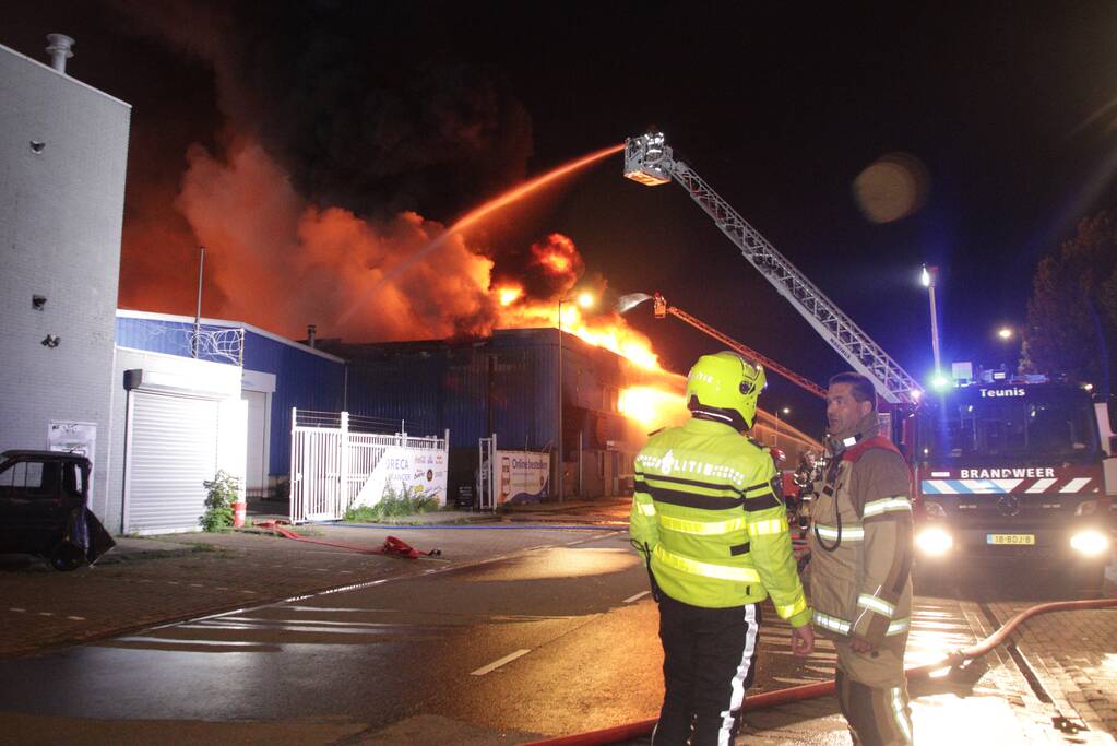 Vlammenzee in pand van autodealer