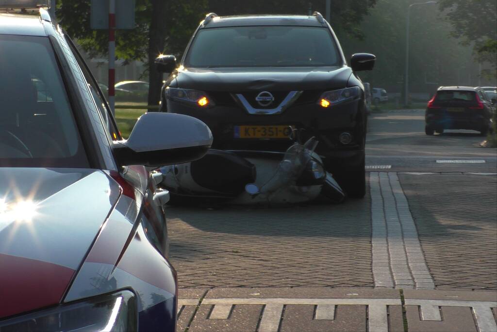 Scooter onder auto na aanrijding