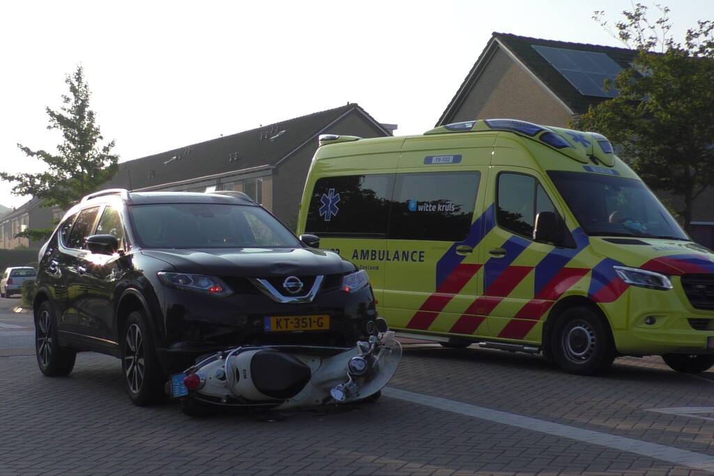 Scooter onder auto na aanrijding