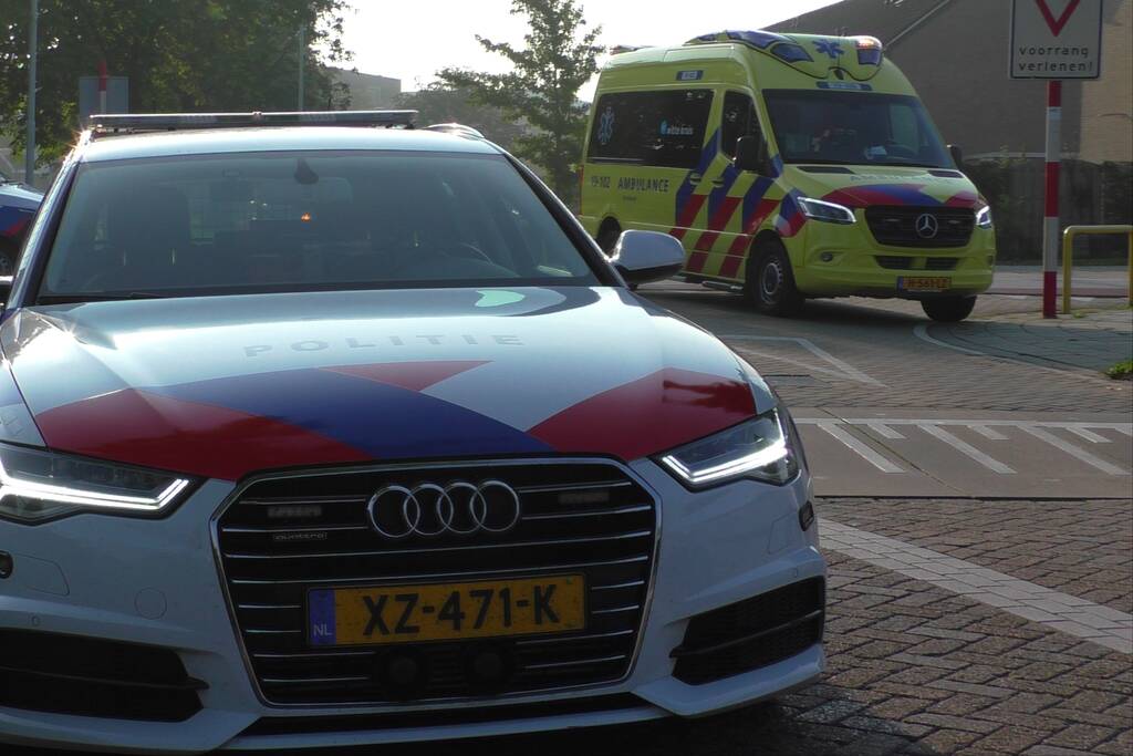 Scooter onder auto na aanrijding