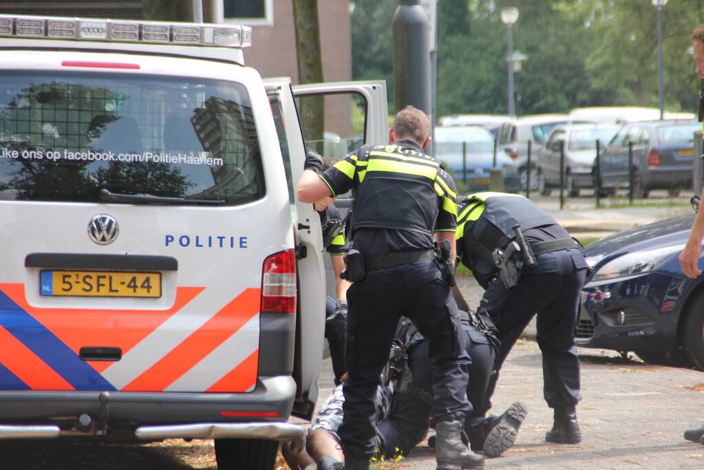 Agressieve vrouw aangehouden en ingesloten