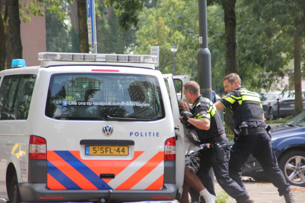 Agressieve vrouw aangehouden en ingesloten