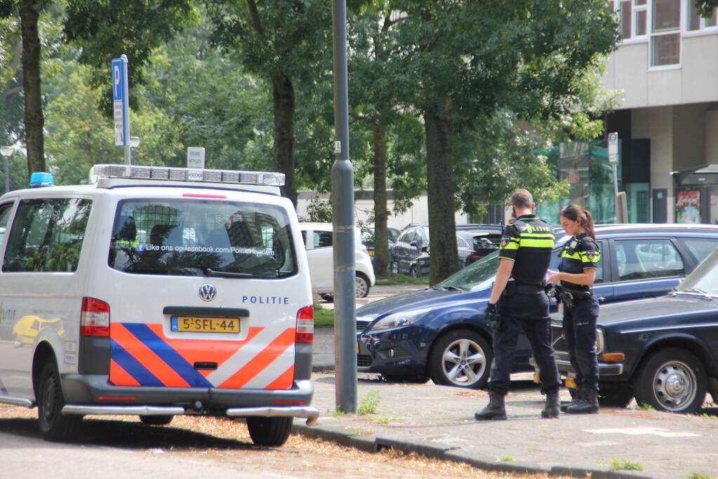 Agressieve vrouw aangehouden en ingesloten