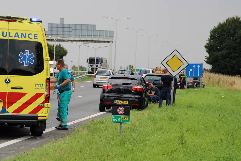 Vier auto's betrokken bij kop-staart botsing