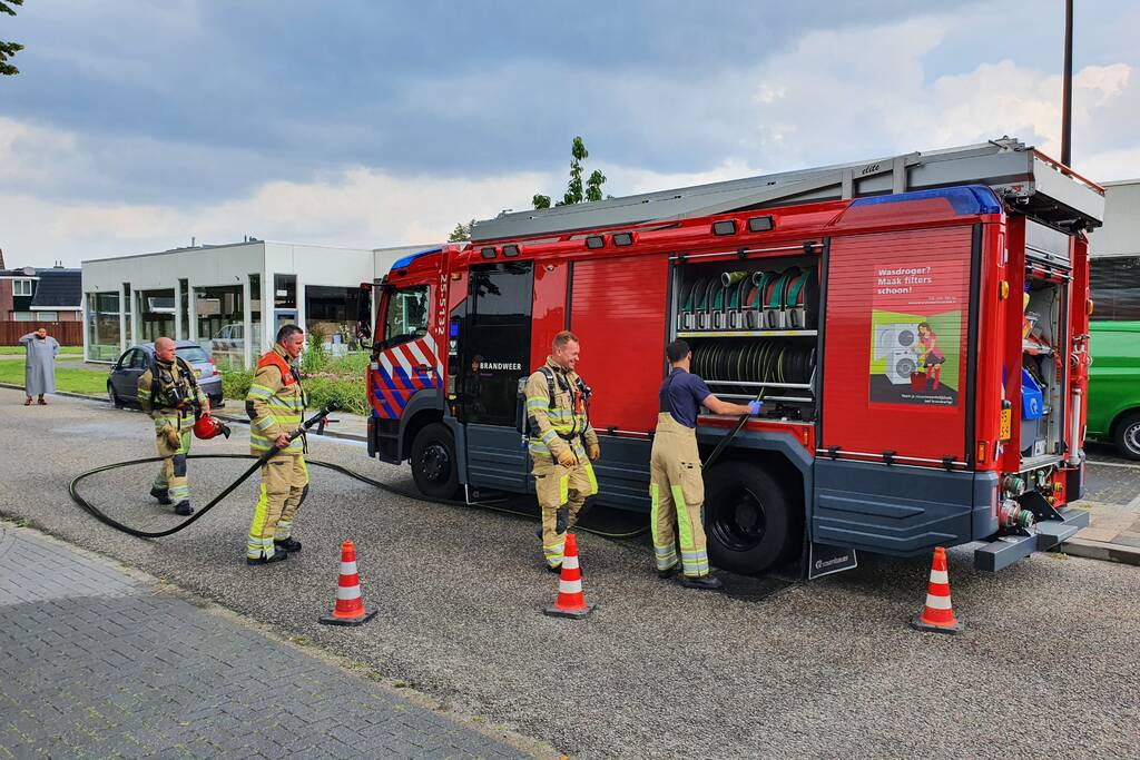 Vlammen slaan uit de motorcompartiment