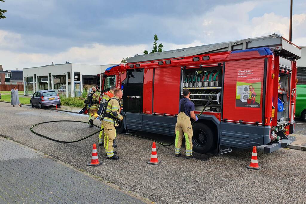Vlammen slaan uit de motorcompartiment