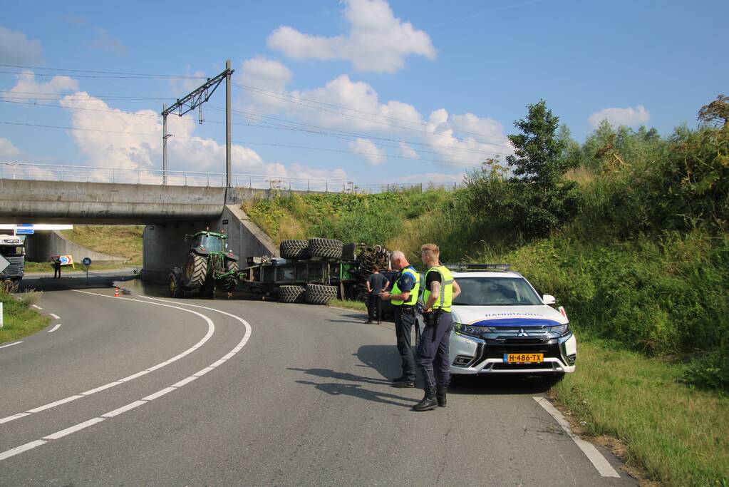 Aanhanger van tractor kiept om in bocht
