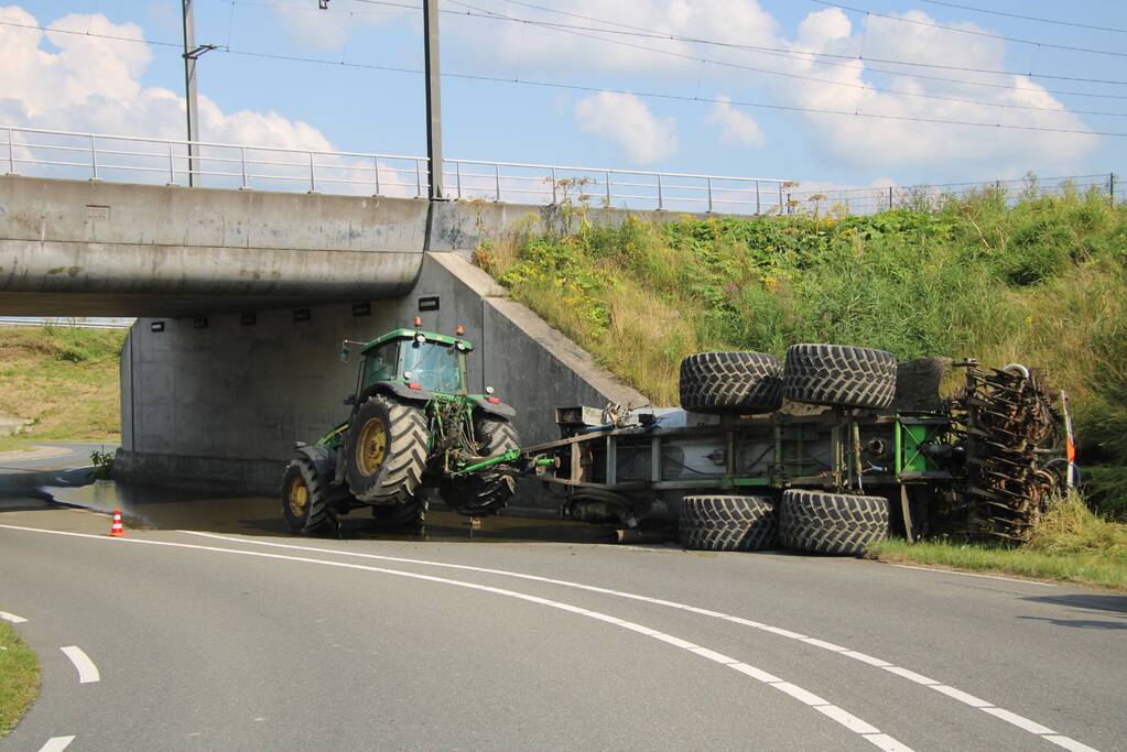 Aanhanger van tractor kiept om in bocht