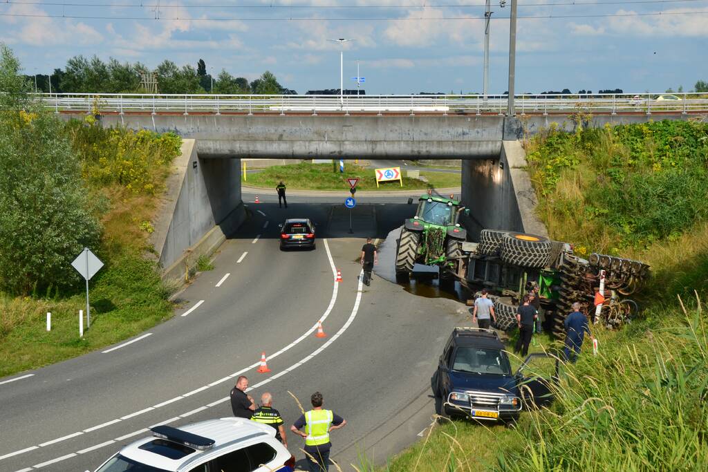 Aanhanger van tractor kiept om in bocht