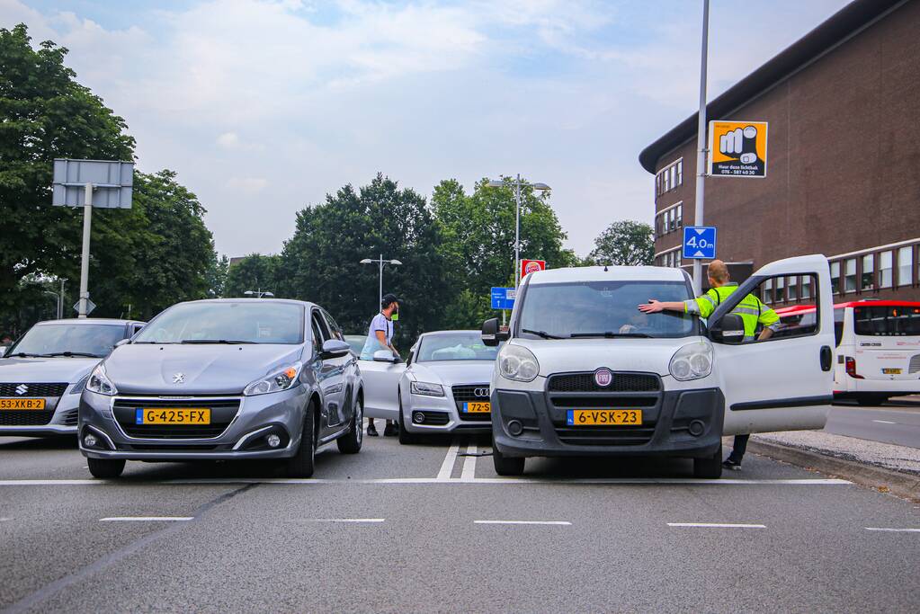 Lange verkeersophoping door botsing tussen bestelbus en personenauto's