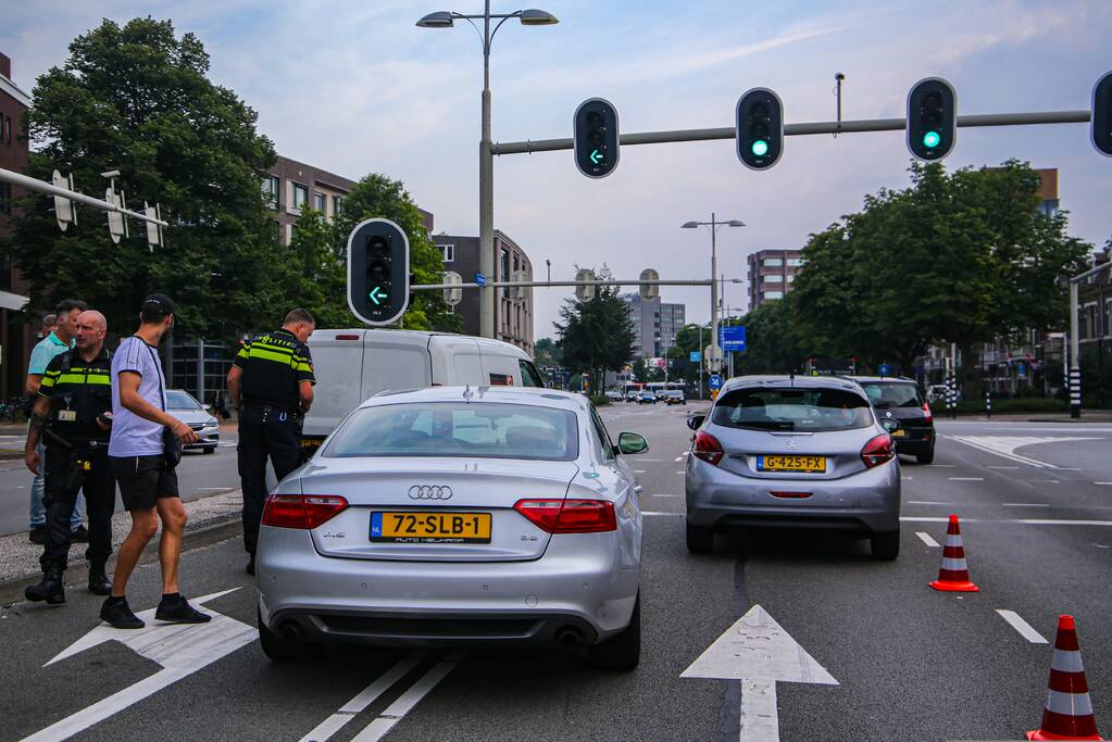 Lange verkeersophoping door botsing tussen bestelbus en personenauto's