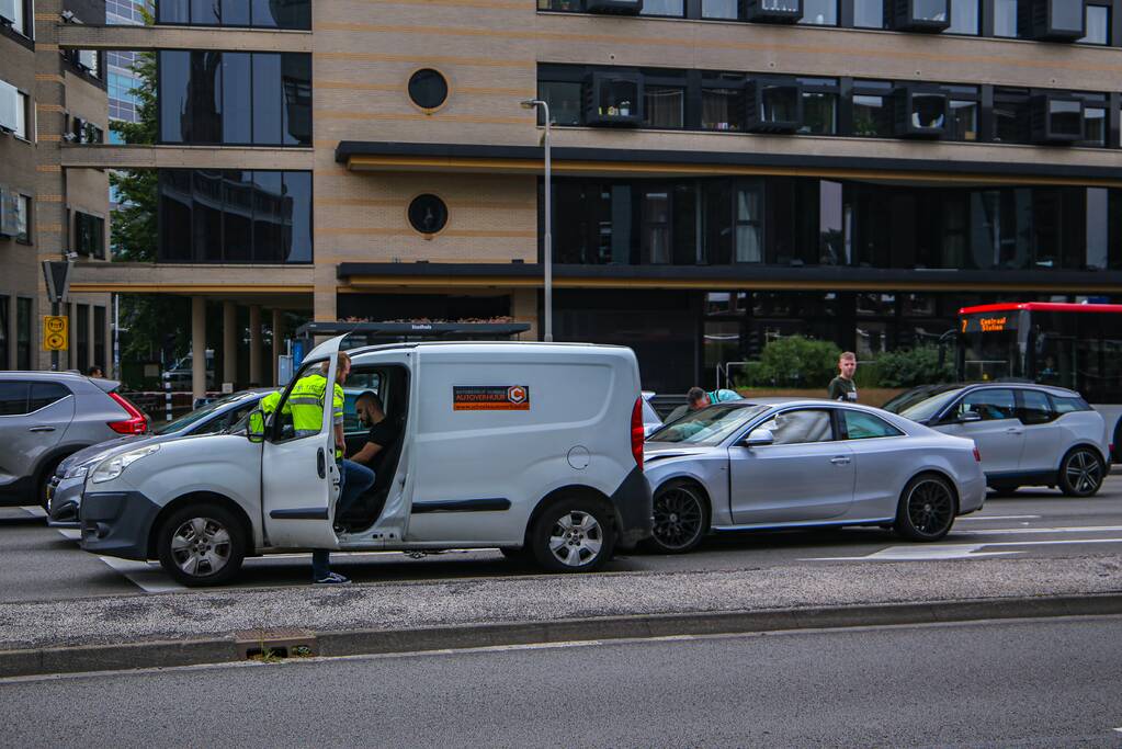 Lange verkeersophoping door botsing tussen bestelbus en personenauto's