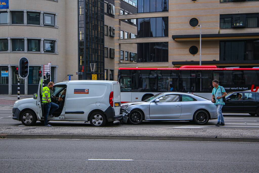Lange verkeersophoping door botsing tussen bestelbus en personenauto's