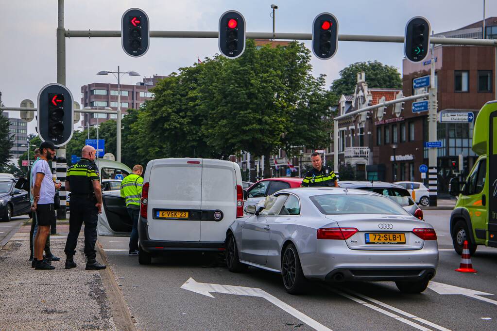 Lange verkeersophoping door botsing tussen bestelbus en personenauto's