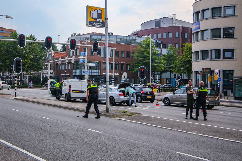 Lange verkeersophoping door botsing tussen bestelbus en personenauto's