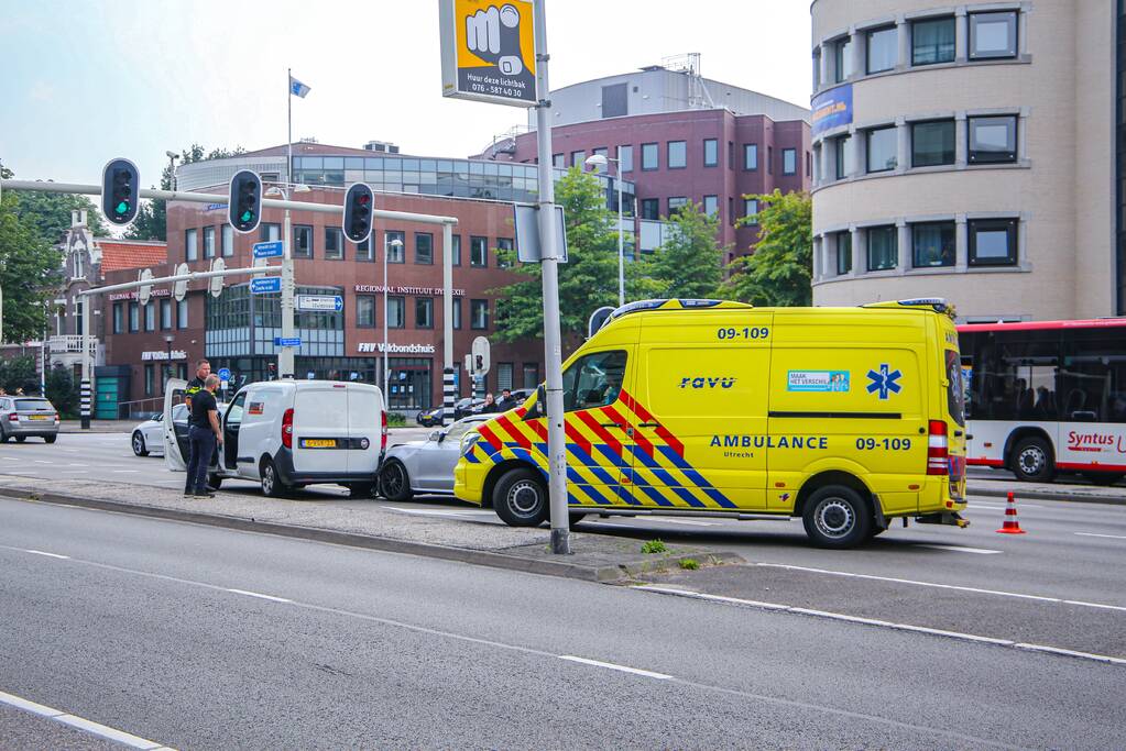 Lange verkeersophoping door botsing tussen bestelbus en personenauto's