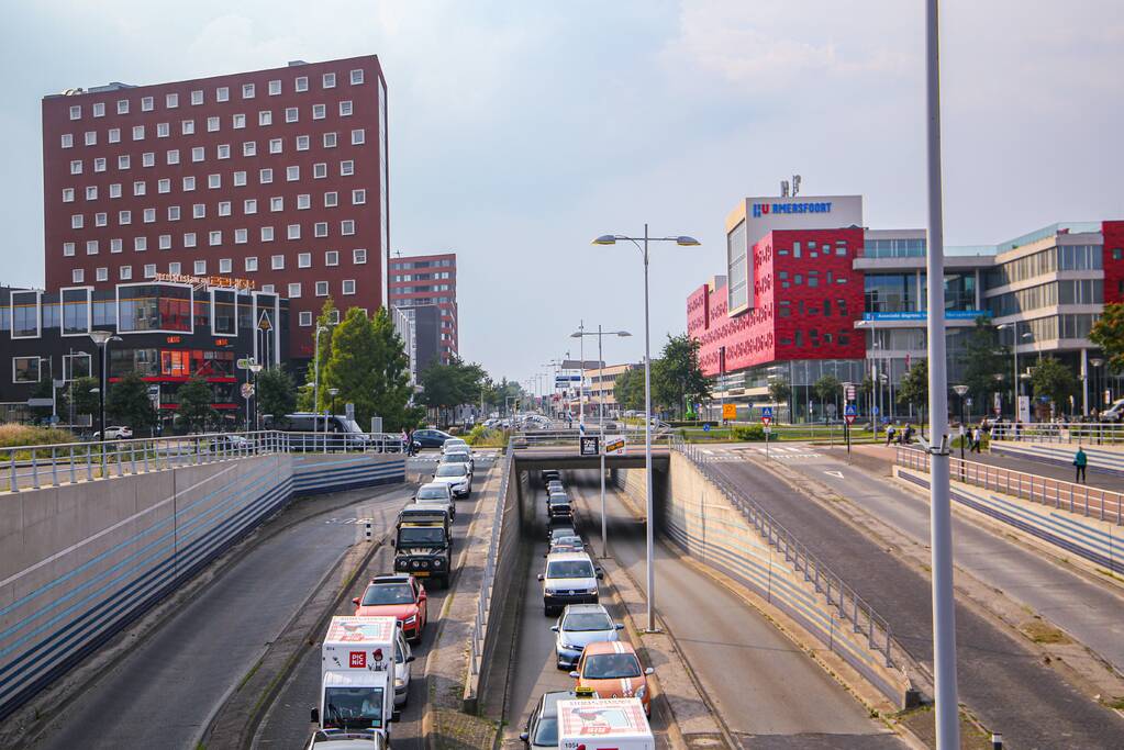 Lange verkeersophoping door botsing tussen bestelbus en personenauto's