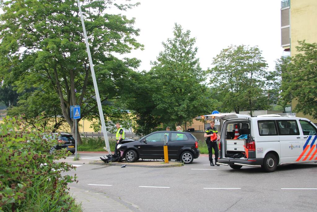 Bestuurder gewond bij botsing tegen lantarenpaal