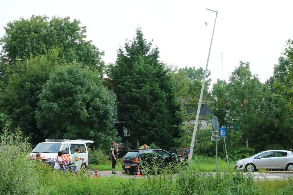 Bestuurder gewond bij botsing tegen lantarenpaal