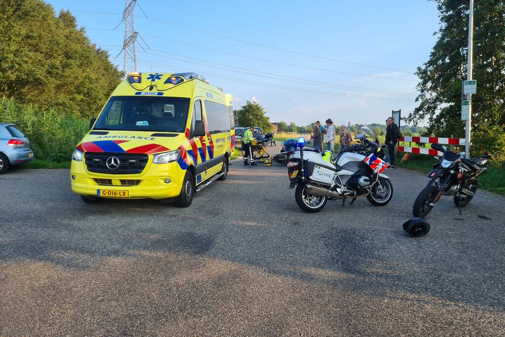 Scooterbestuurster gewond door botsing met schakelbrommer