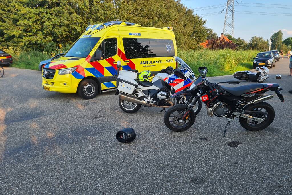 Scooterbestuurster gewond door botsing met schakelbrommer