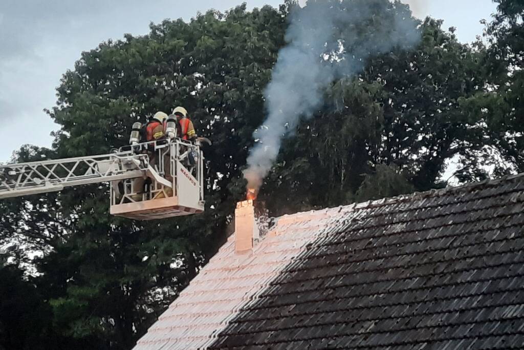 Veel rookontwikkeling door schoorsteenbrand