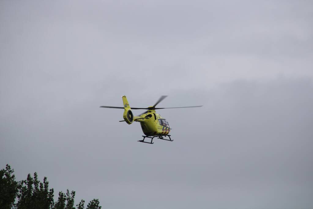 Traumahelikopter landt op de snelweg