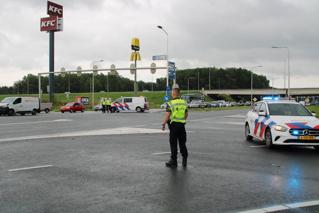 Traumahelikopter landt op de snelweg