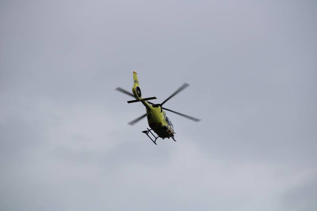 Traumahelikopter landt op de snelweg
