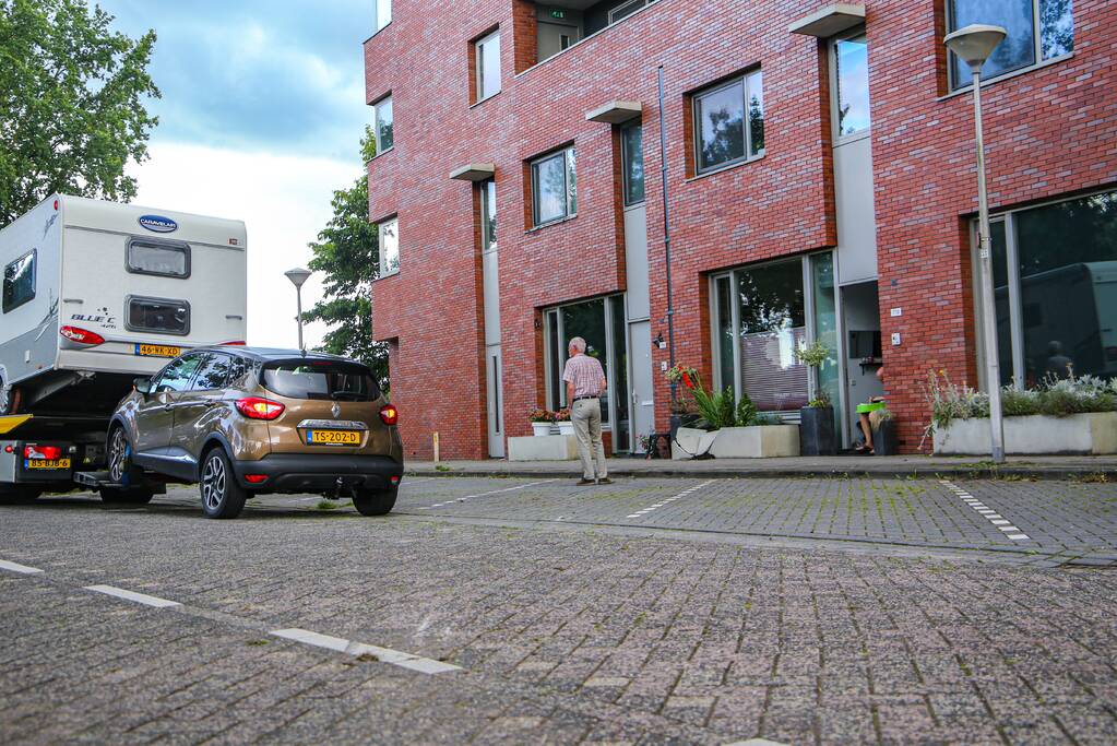 Automobilist rijdt met caravan tegen betonnen bloembak