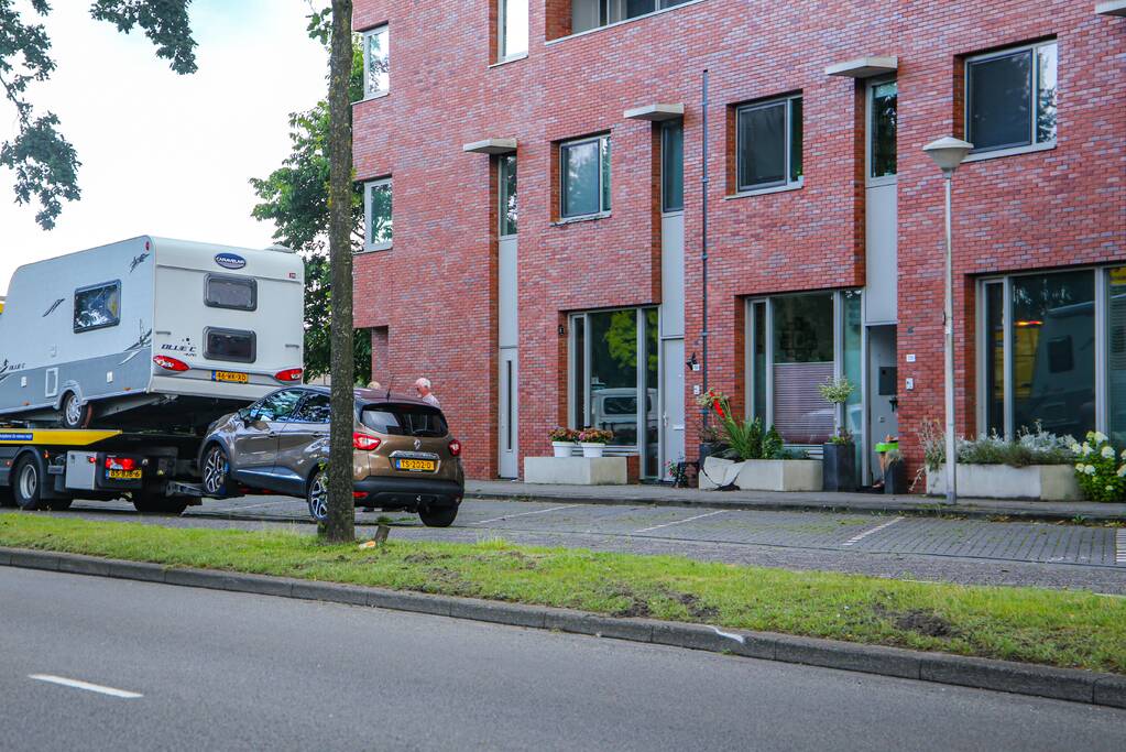 Automobilist rijdt met caravan tegen betonnen bloembak