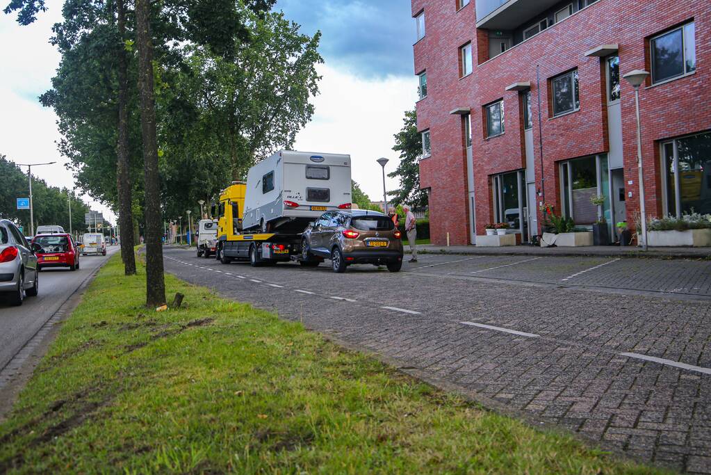 Automobilist rijdt met caravan tegen betonnen bloembak