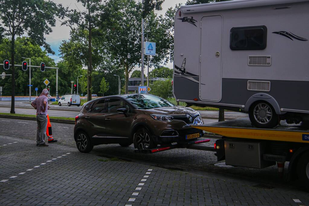 Automobilist rijdt met caravan tegen betonnen bloembak