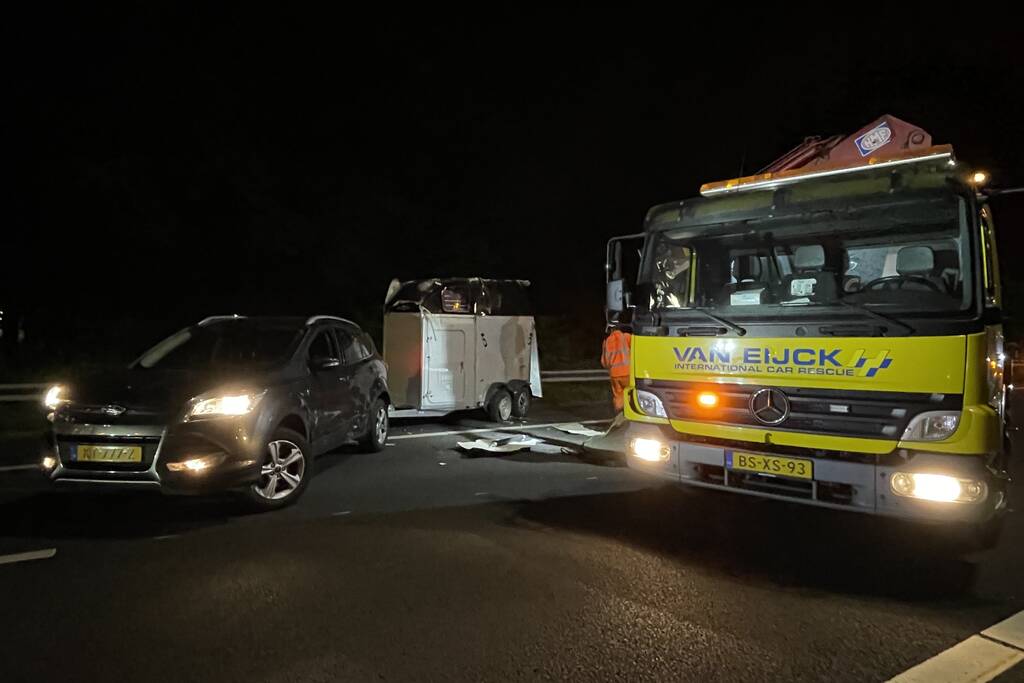 Paard ontsnapt op snelweg na ongeval