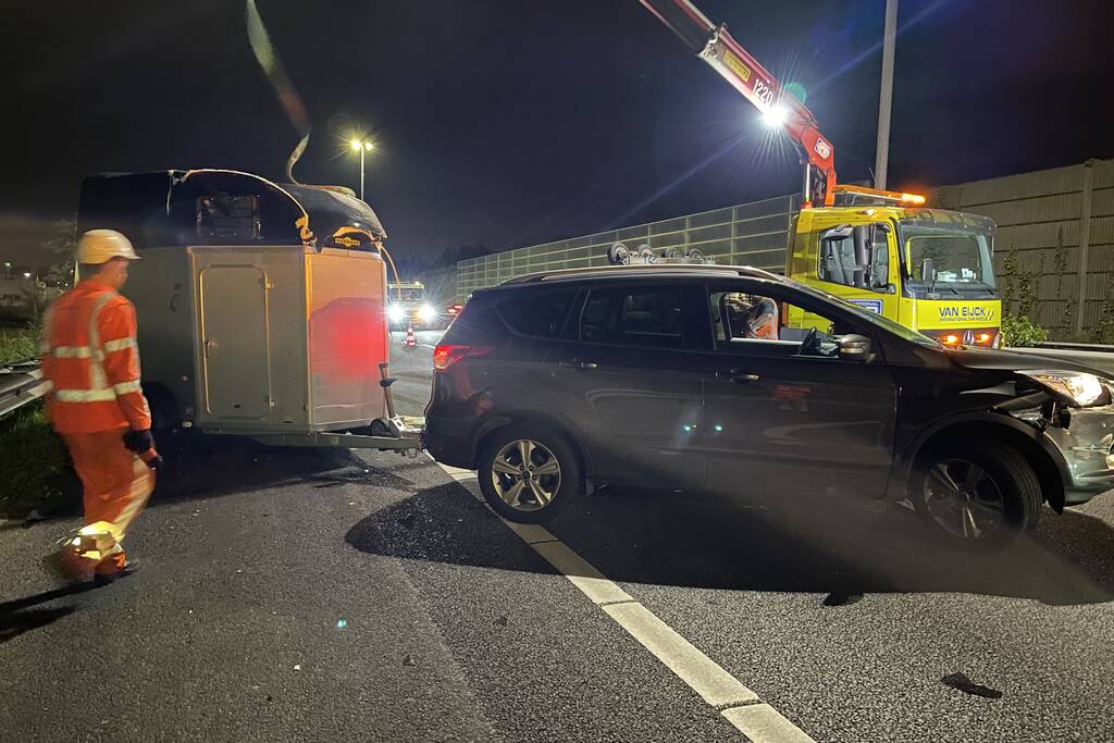Paard ontsnapt op snelweg na ongeval