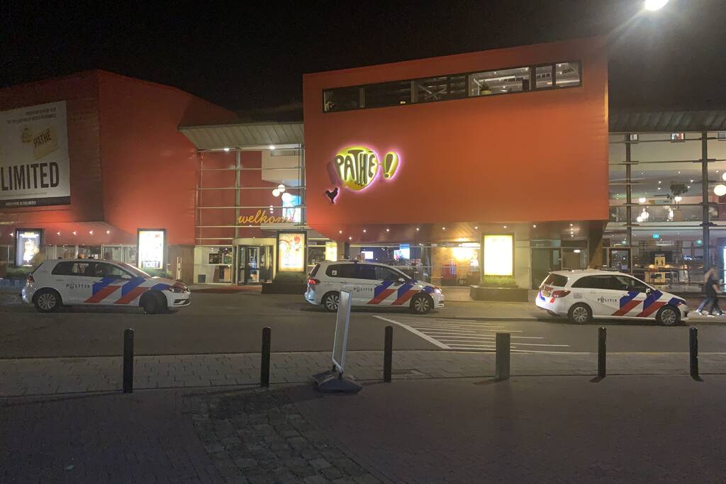Veel politie aanwezig bij Pathé bioscoop