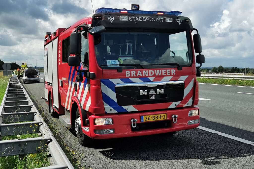 Autobrand op snelweg, inzittenden gevlucht